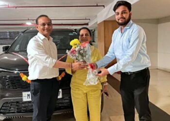 Motilal Oswal Buys Tata Safari Dark Edition 2