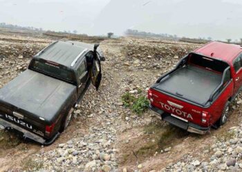 Toyota Hilux vs Isuzu V-Cross Off-Roading Comparison