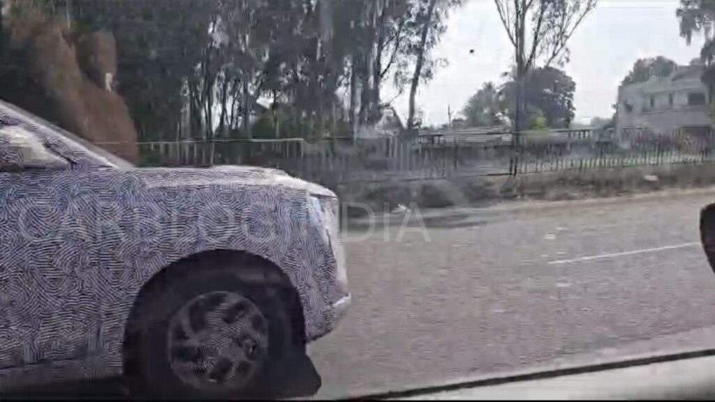 Mahindra XUV300 Facelift Spied Testing - Side Profile