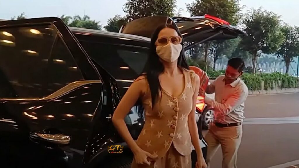 Shraddha Kapoor with her Toyota Fortuner