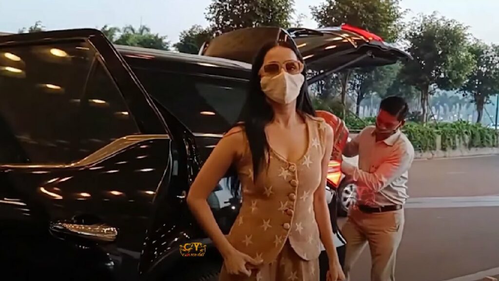 Shraddha Kapoor with Her Toyota Fortuner