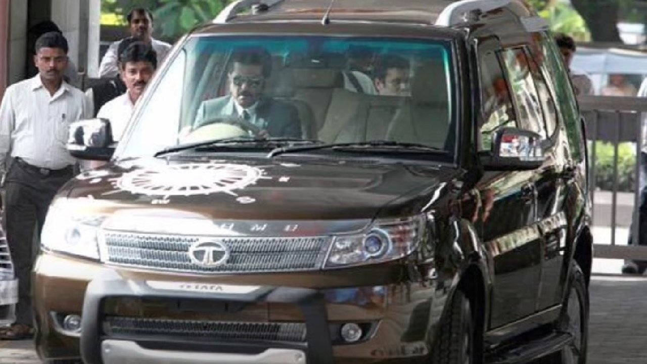 5 Indian Celebs Who Own Humble Cars – Big B’s Innova Crysta to SRK’s ...