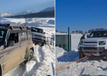 Maruti Jimny Rescues Land Rover Defender in Snow