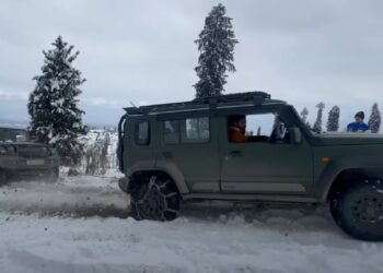 Maruti Jimny Rescues Mahindra Thar in Snow