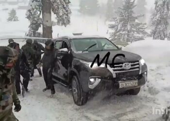 Sachin Tendulkar Toyota Fortuner Stuck Snow in Gulmarg