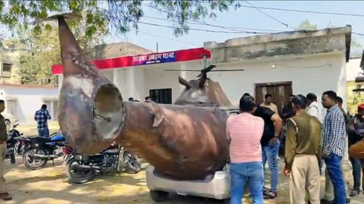 Up Men Convert Maruti Wagonr into Helicopter