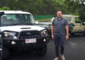 Australian Expert Compares Toyota Land Cruiser and Mahindra Scorpio Pik-up