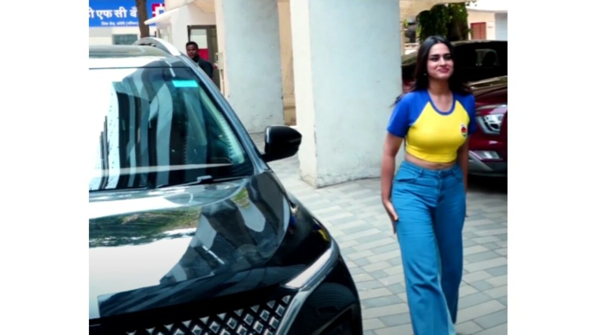 Ayesha Khan with MG Hector Plus