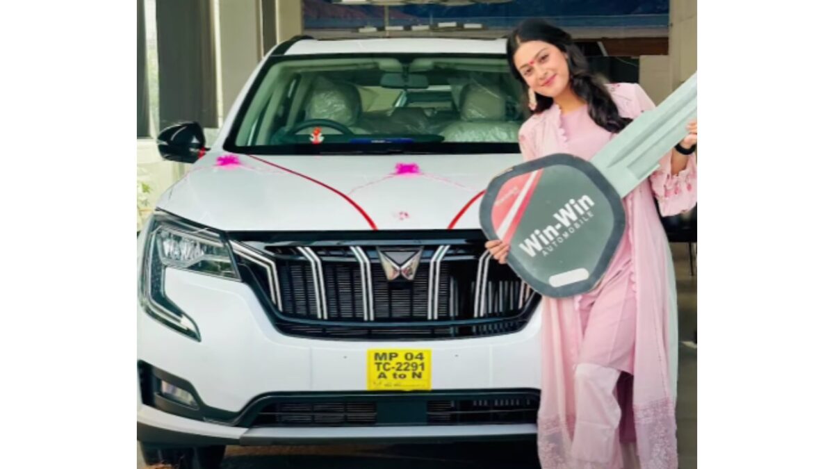 Isha Malviya with Her Mahindra Xuv700