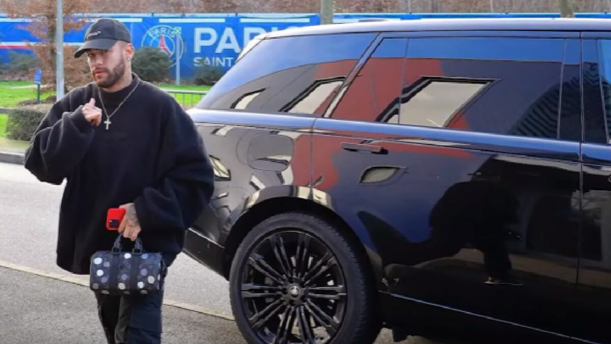 Neymar Jr. with his Range Rover Autobiography