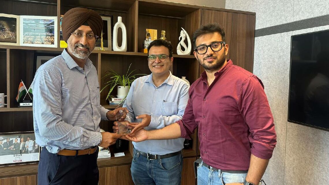 Rohit Khurana Founder Carblogindia and Yatharth Chauhan Partner Carblogindia Handing over Prestigious Update of the Year Trophy to Mr Hardeep S Brar Vp and Head of Sales and Marketing at Kia India