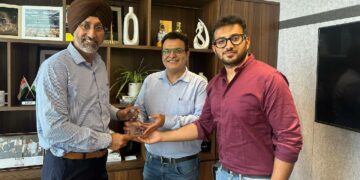 Rohit Khurana, Founder CarBlogIndia and Yatharth Chauhan, Partner CarBlogIndia, Handing Over Prestigious Update of the Year Trophy to Mr. Hardeep S Brar, VP and Head of Sales and Marketing at Kia India