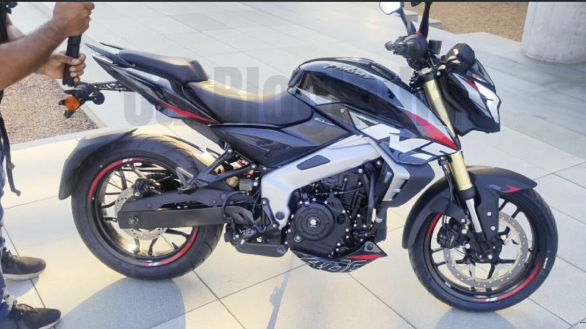 Bajaj Pulsar Ns400 Side Profile Black white Dual tone Paint