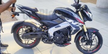 Bajaj Pulsar NS400 Side Profile Black-White Dual-Tone Paint