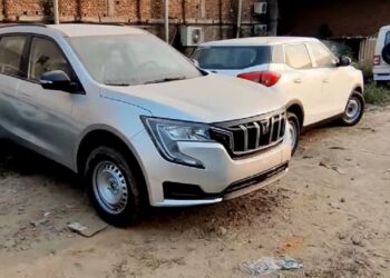 Mahindra XUV700 MX 7-Seater Front Three Quarters