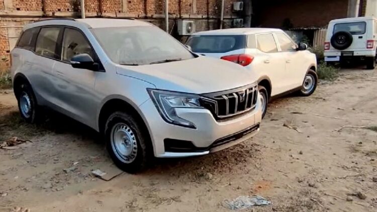 Mahindra Xuv700 Mx 7 seater Front Three Quarters