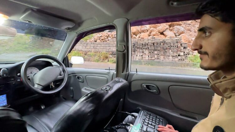 pakistan man drives maruti alto with keyboard