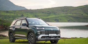 2024 Hyundai Alcazar Facelift Front Three Quarters Robust Emerald Colour