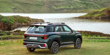 2024 Hyundai Alcazar Facelift Rear Three Quarters Robust Emerald Colour