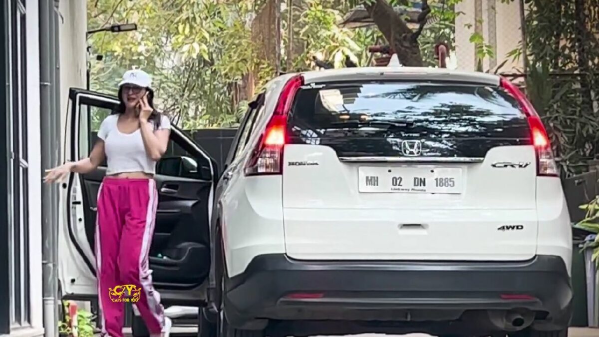 Sara Ali Khan with her Honda CR-V