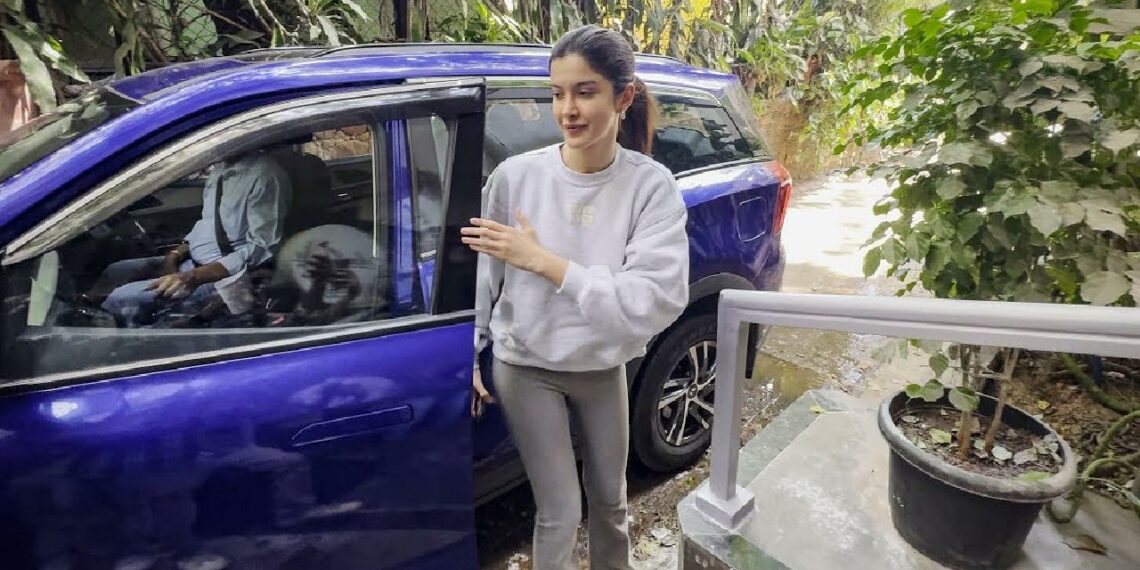 Shanaya Kapoor Buys Mahindra XUV700