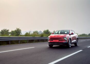 Mahindra XEV 9E Action Photo Front Three Quarters