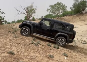 Mahindra Thar Roxx Driver Shows Mistakes While Using 4WD