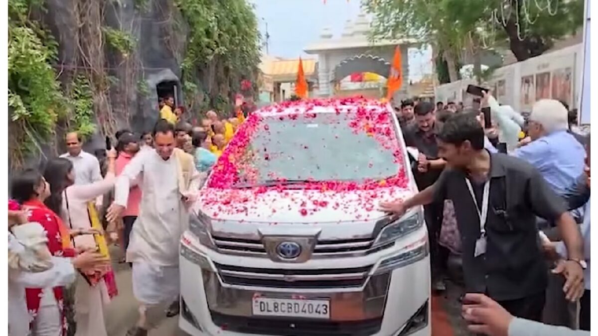 Toyota Vellfire of Bageshwar Dham Sarkar