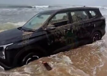 Kia Carens Stuck on Beach in Goa