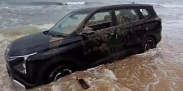 Kia Carens Stuck on Beach in Goa