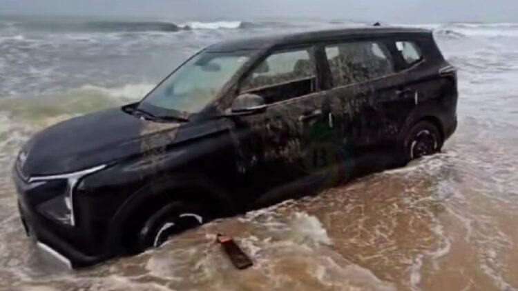 Kia Carens Stuck on Beach in Goa