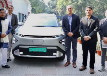 Kia Showcases 1st Made-in-India Kia Carens Clavis EV to Ministry of New & Renewable Energy and Consumer Affairs
