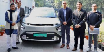 Kia Showcases 1st Made-in-India Kia Carens Clavis EV to Ministry of New & Renewable Energy and Consumer Affairs