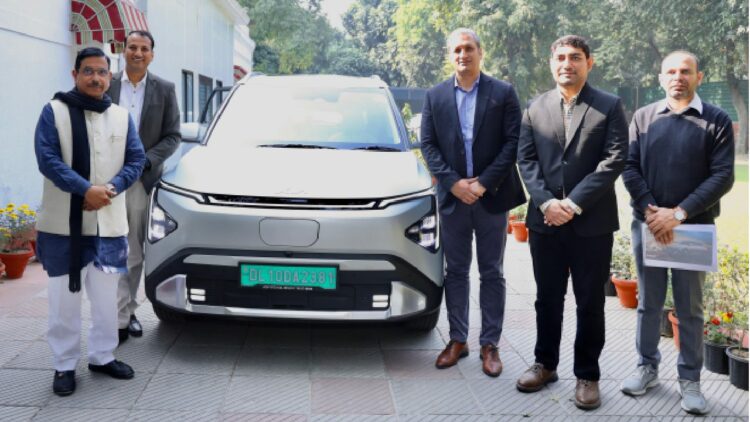 Kia Showcases 1st Made-in-India Kia Carens Clavis EV to Ministry of New & Renewable Energy and Consumer Affairs