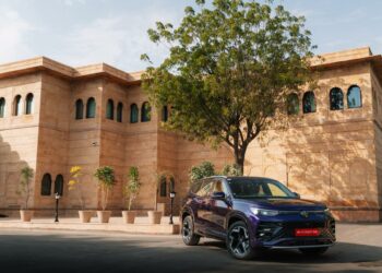 Volkswagen Tayron R-Line Front Three Quarters View