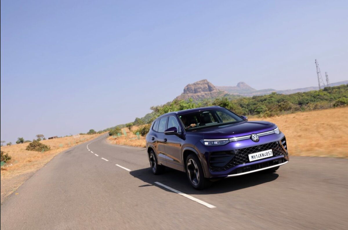 Volkswagen Tayron R-Line Front Three Quarters Action Image