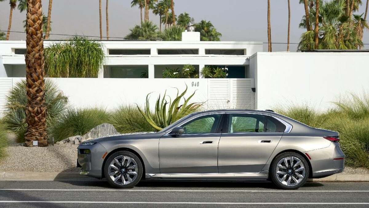 BMW i7 Side Profile