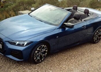 BMW M440i Official Image Front Three Quarters