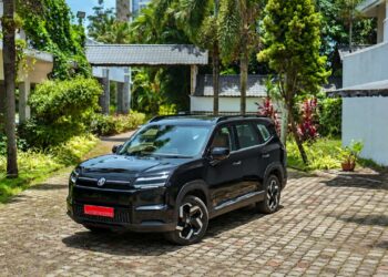 MG Hector Tomahawk EV Front Three Quarters