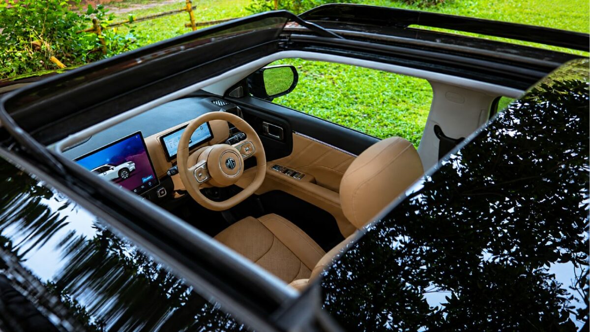 MG Hector Tomahawk EV Panoramic Sunroof