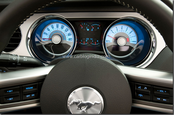 ford-mustang-2011-interiors